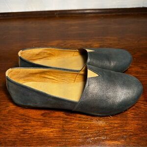 TKEES Black Metallic Leather Senny Flat Loafers Size 6.5 GUC
